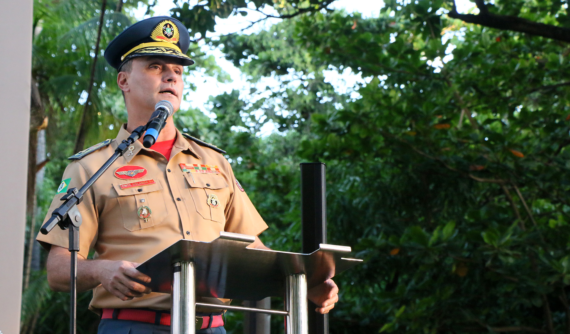 comandante em falando em púlpito